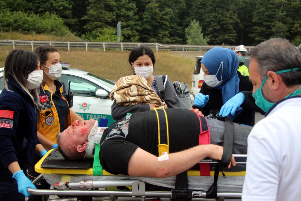Akrabasının arızalanan aracı için emniyet şeridinde durdu olanlar oldu