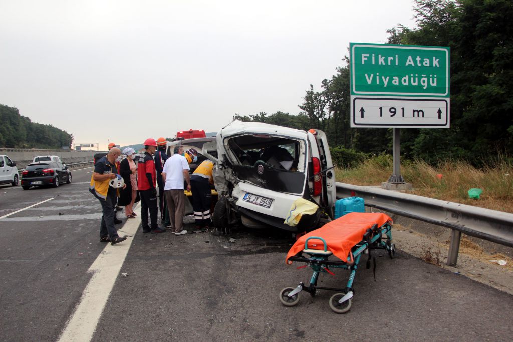 Akrabasının arızalanan aracı için emniyet şeridinde durdu olanlar oldu