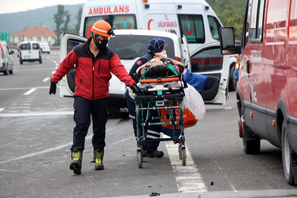 Akrabasının arızalanan aracı için emniyet şeridinde durdu olanlar oldu