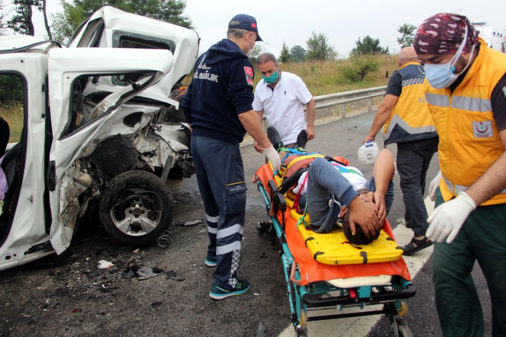 Akrabasının arızalanan aracı için emniyet şeridinde durdu olanlar oldu