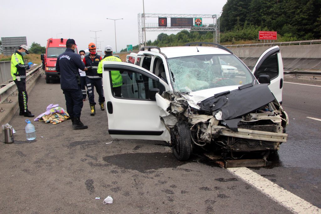 Akrabasının arızalanan aracı için emniyet şeridinde durdu olanlar oldu