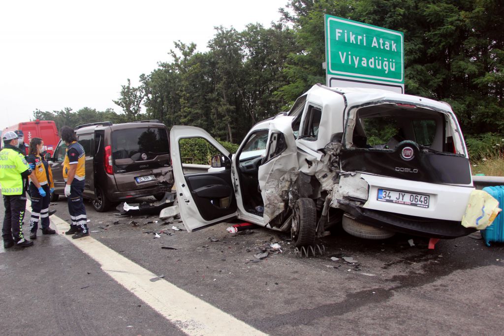 Akrabasının arızalanan aracı için emniyet şeridinde durdu olanlar oldu