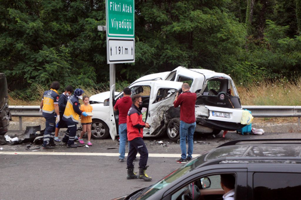 Akrabasının arızalanan aracı için emniyet şeridinde durdu olanlar oldu