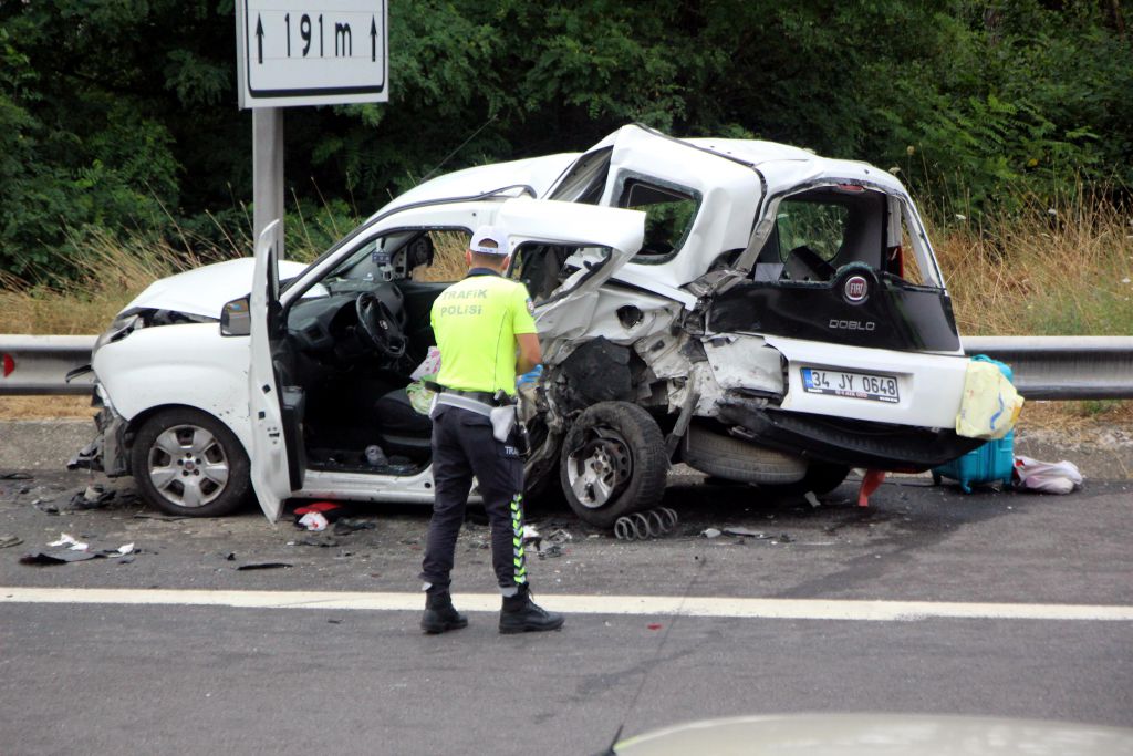 Akrabasının arızalanan aracı için emniyet şeridinde durdu olanlar oldu