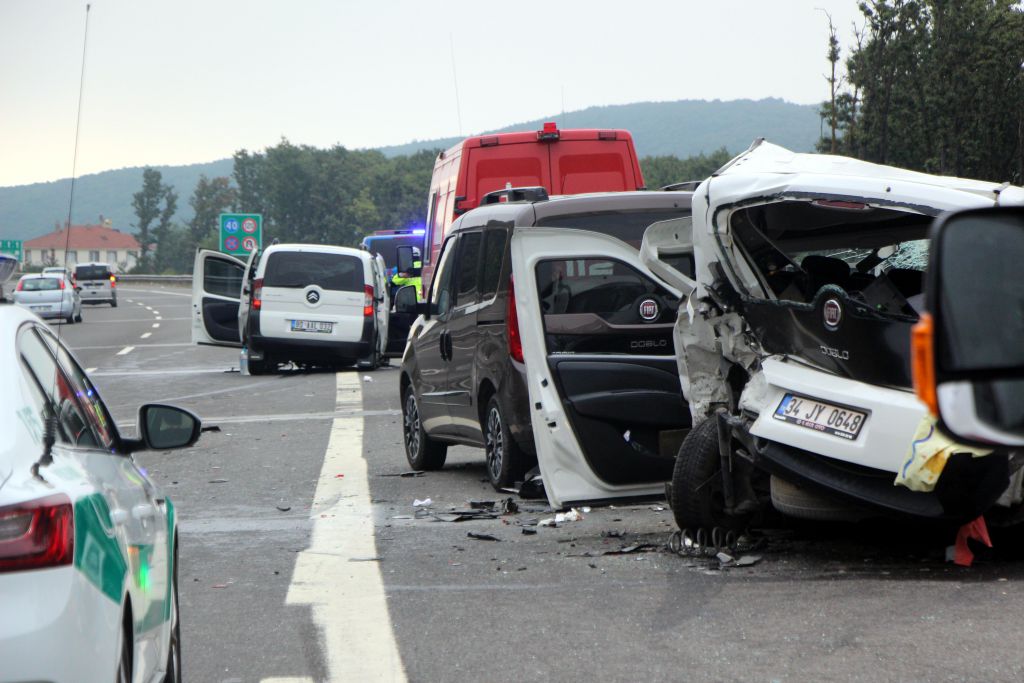 Akrabasının arızalanan aracı için emniyet şeridinde durdu olanlar oldu
