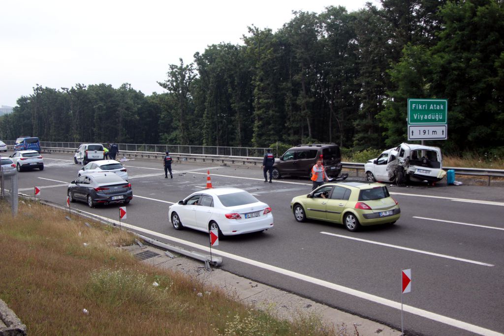 Akrabasının arızalanan aracı için emniyet şeridinde durdu olanlar oldu