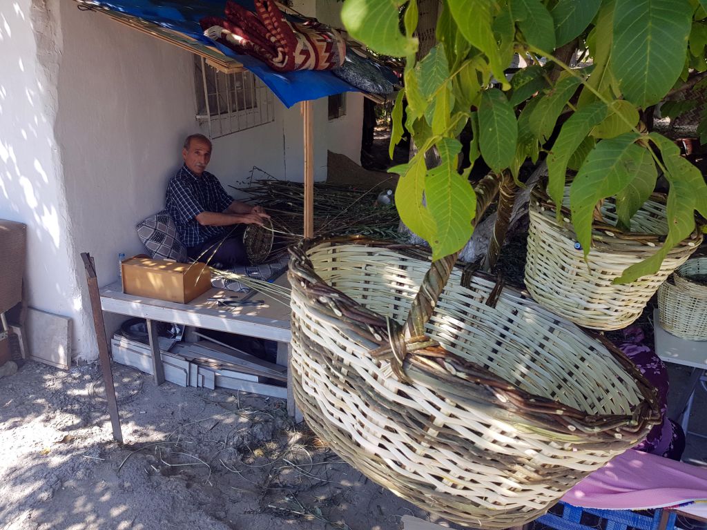 Ekmek parasını sepetten kazanıyor