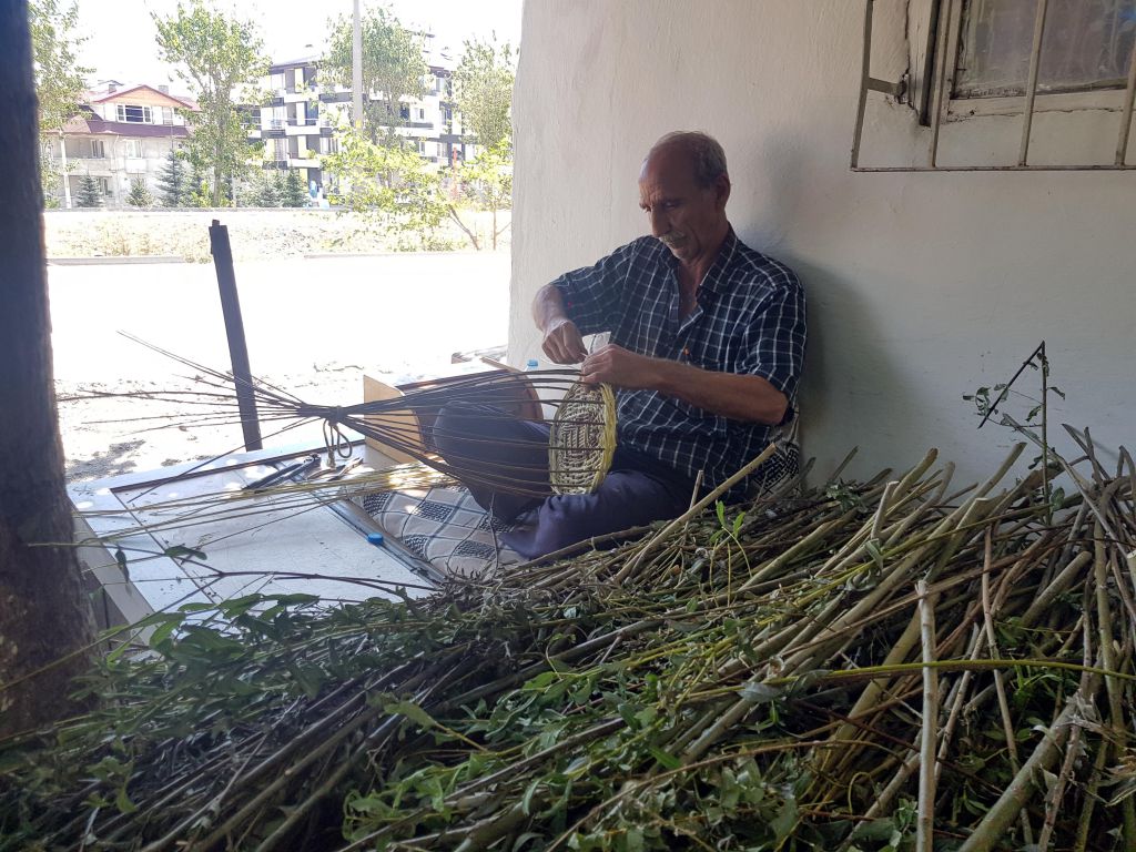 Ekmek parasını sepetten kazanıyor