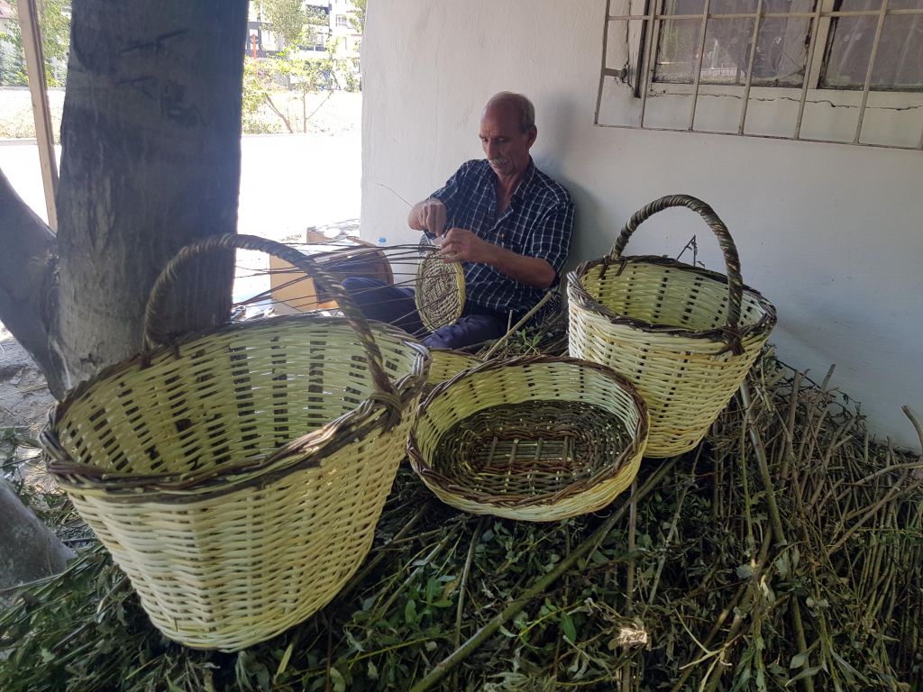 Ekmek parasını sepetten kazanıyor