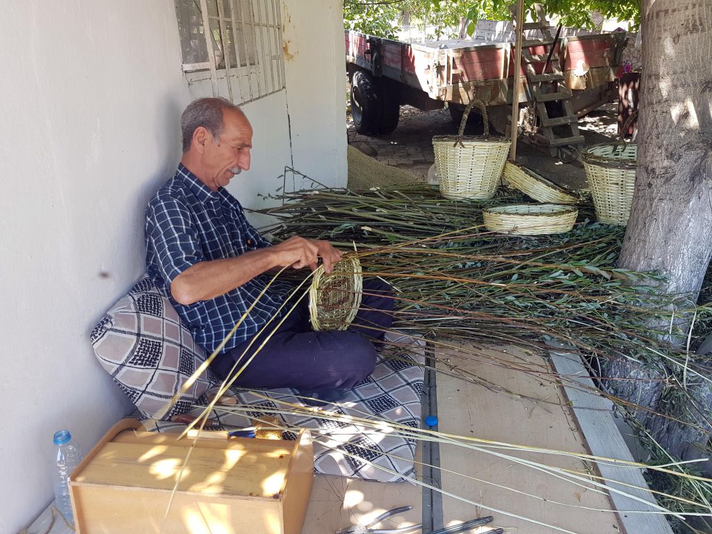 Ekmek parasını sepetten kazanıyor