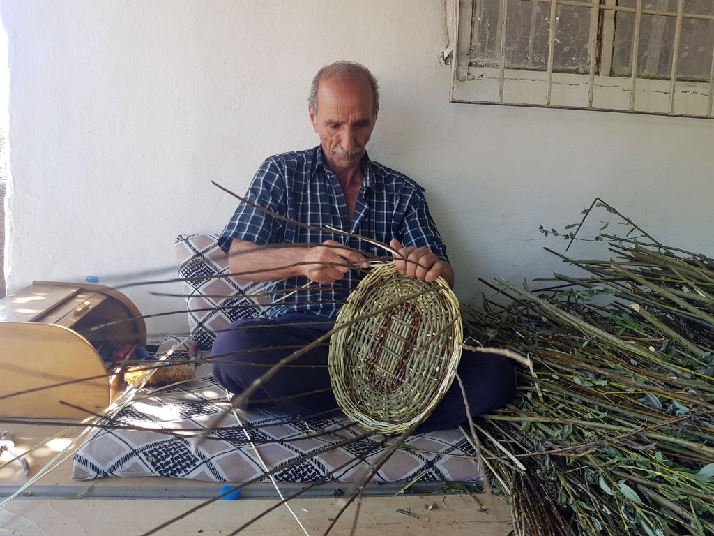 Ekmek parasını sepetten kazanıyor