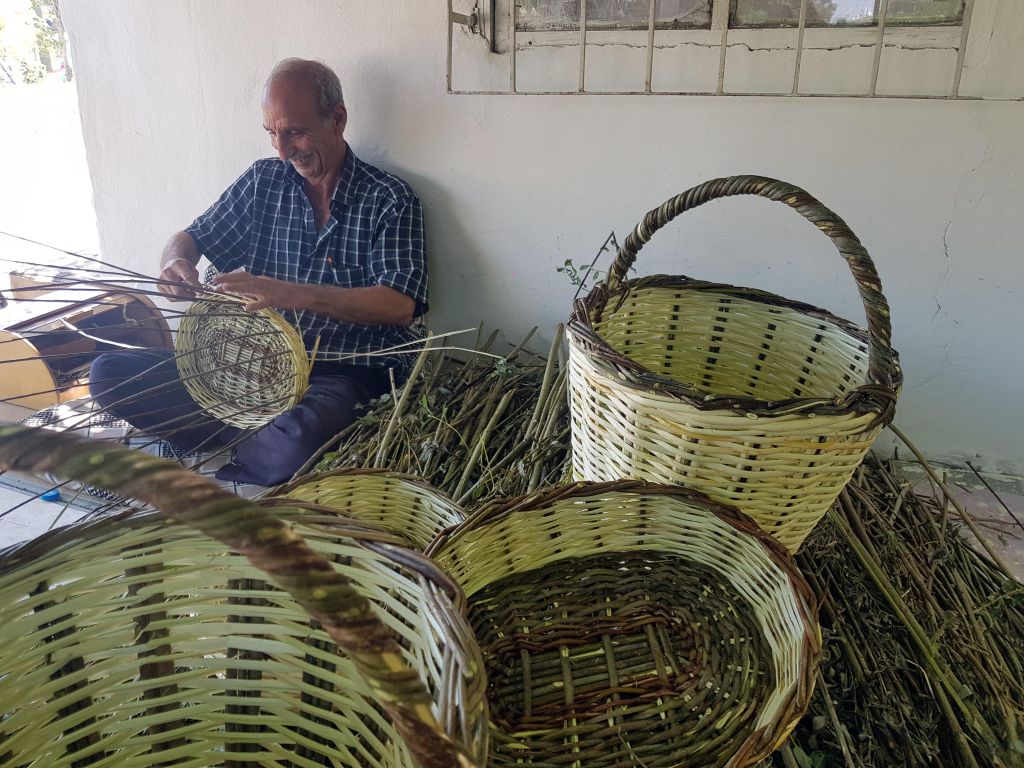 Ekmek parasını sepetten kazanıyor