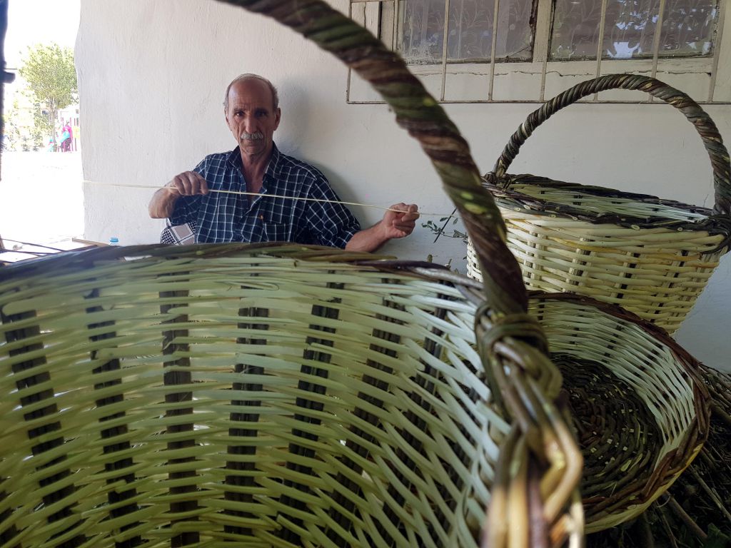 Ekmek parasını sepetten kazanıyor