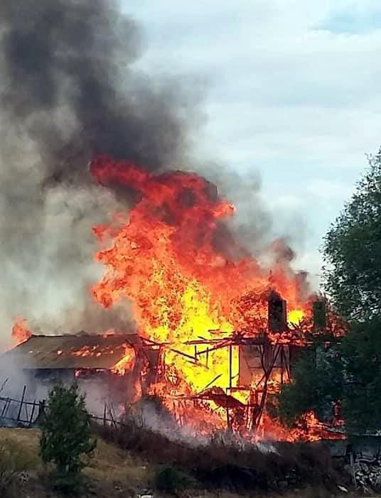 Ev ve samanlık kül oldu