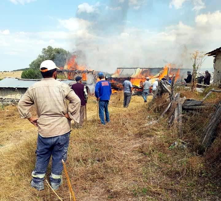 Ev ve samanlık kül oldu