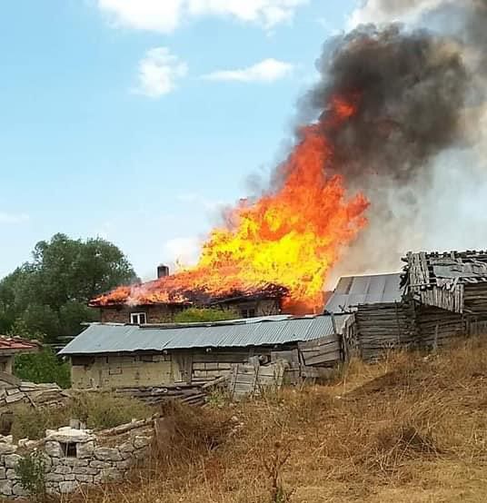 Ev ve samanlık kül oldu