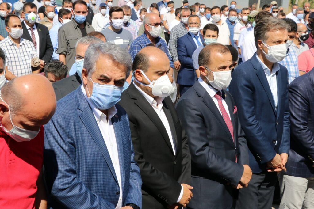 Babasını son yolculuğuna uğurladı