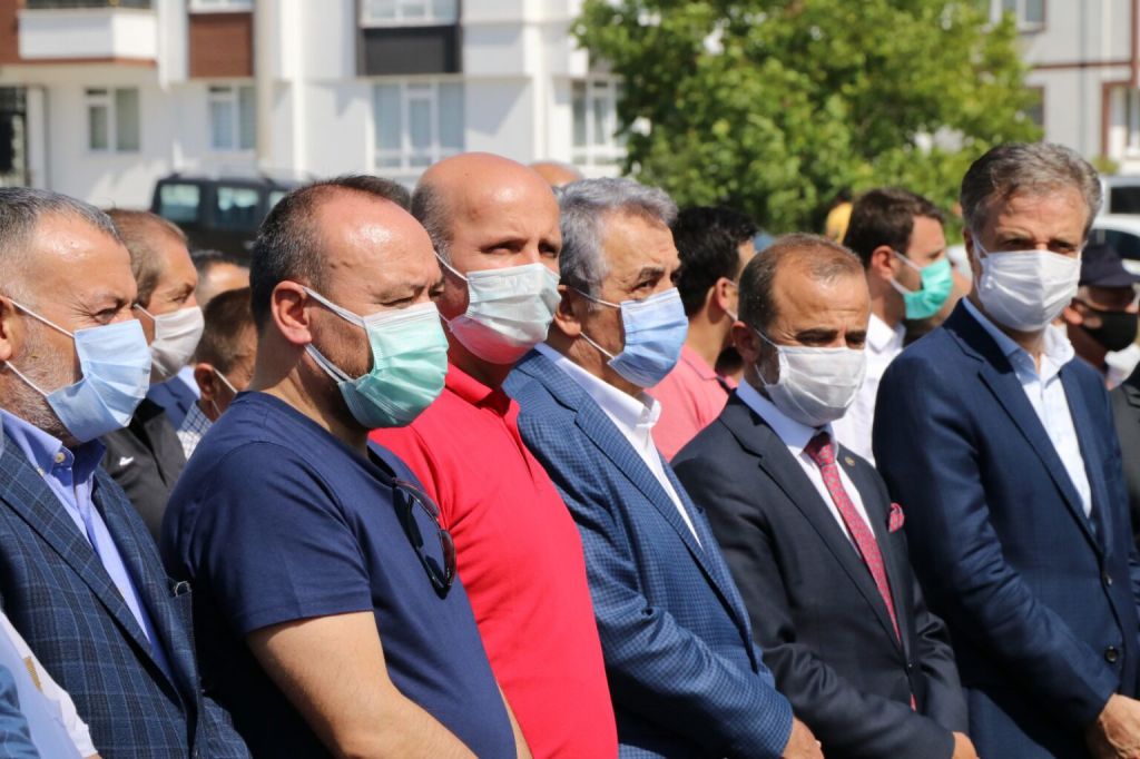 Babasını son yolculuğuna uğurladı