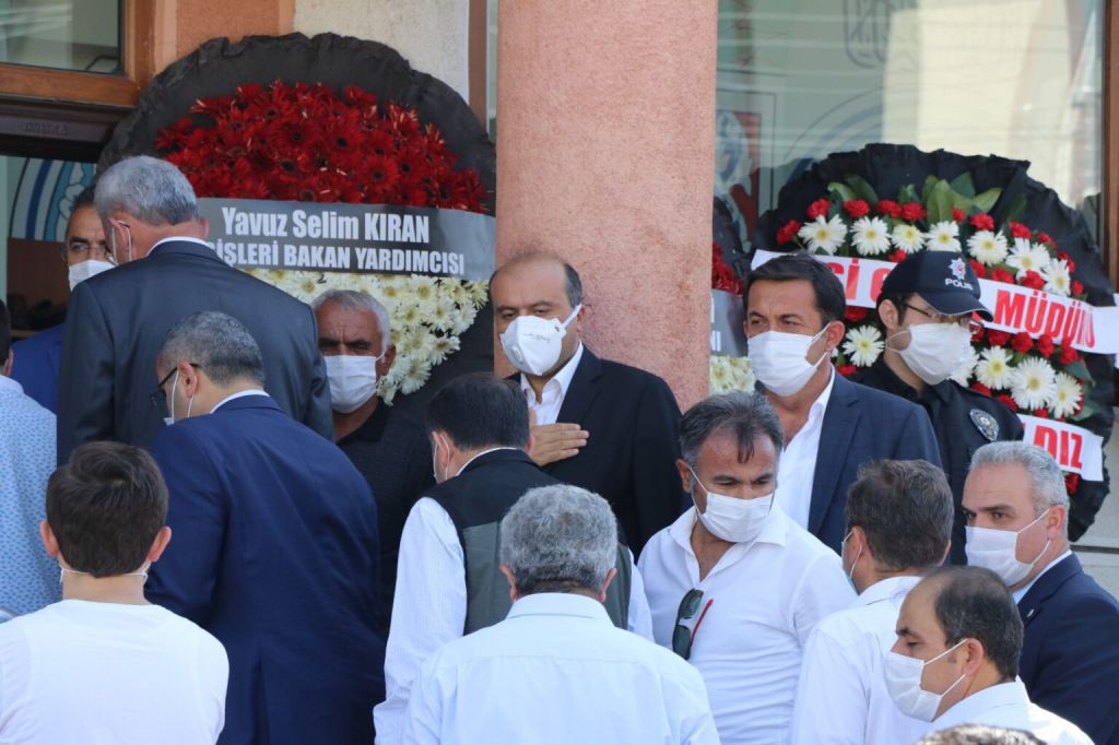 Babasını son yolculuğuna uğurladı