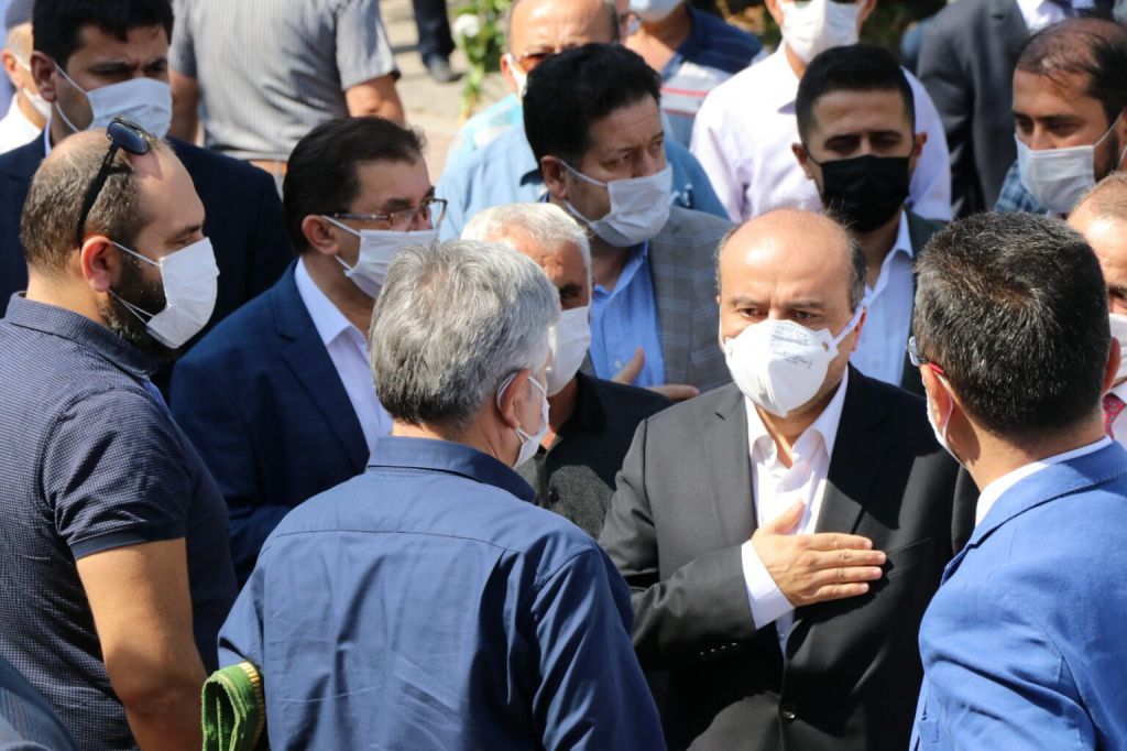 Babasını son yolculuğuna uğurladı