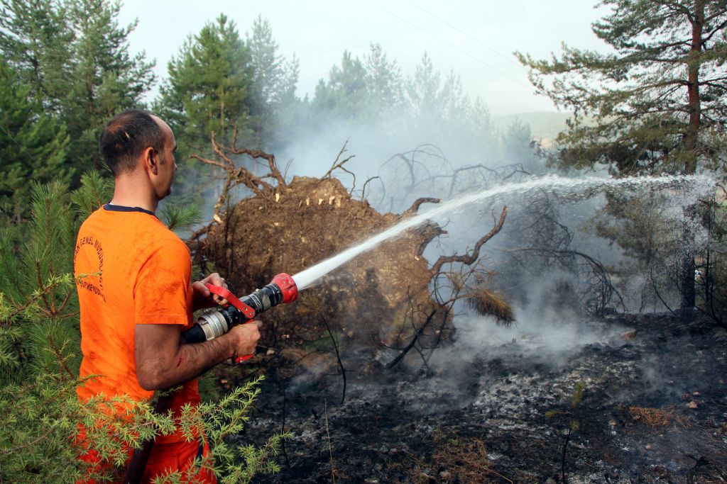 Devrilen direk yangın çıkardı