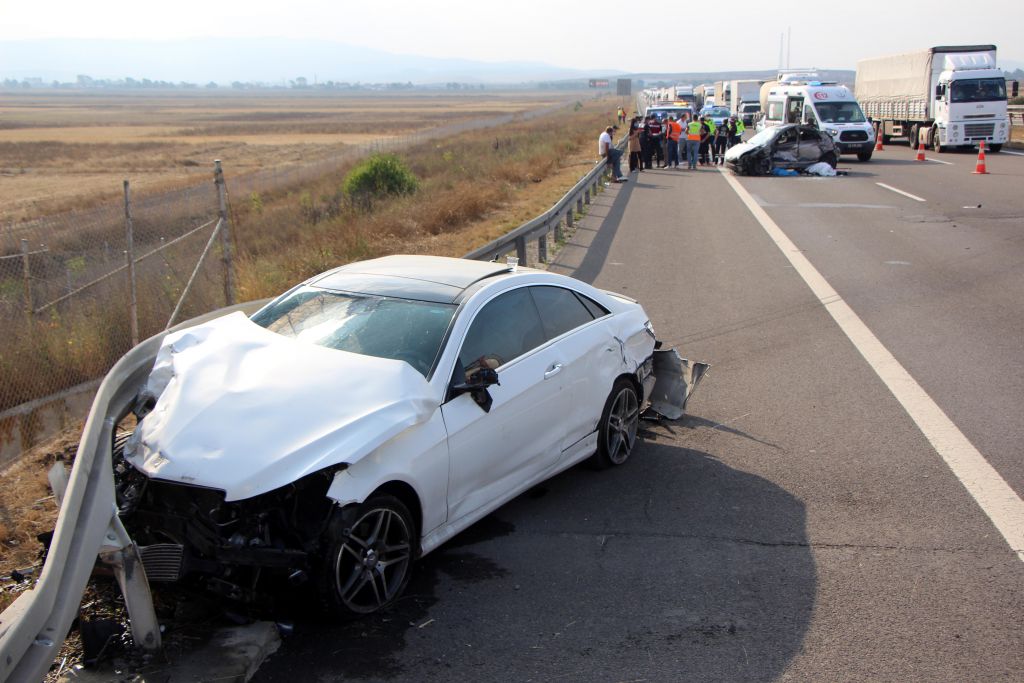 Lastiğe çarpmamak için can verdi