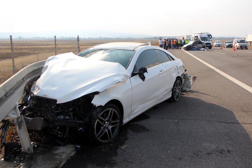 Lastiğe çarpmamak için can verdi