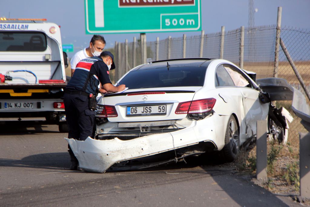 Lastiğe çarpmamak için can verdi