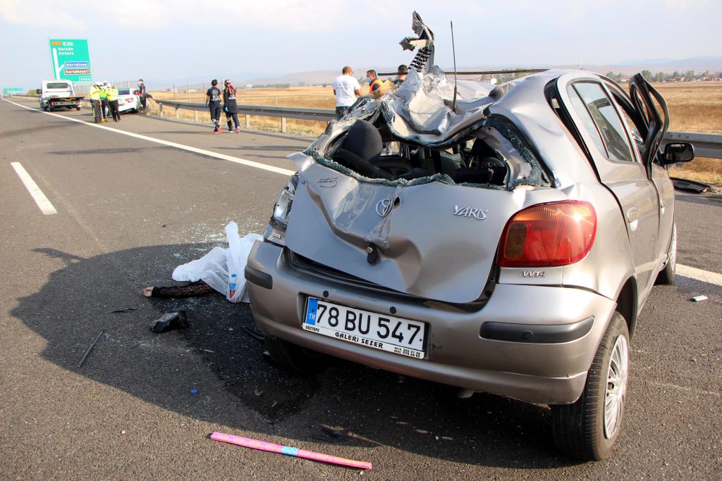Lastiğe çarpmamak için can verdi