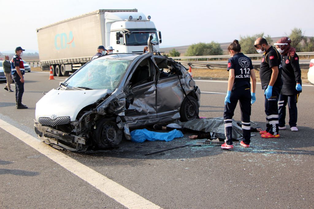 Lastiğe çarpmamak için can verdi