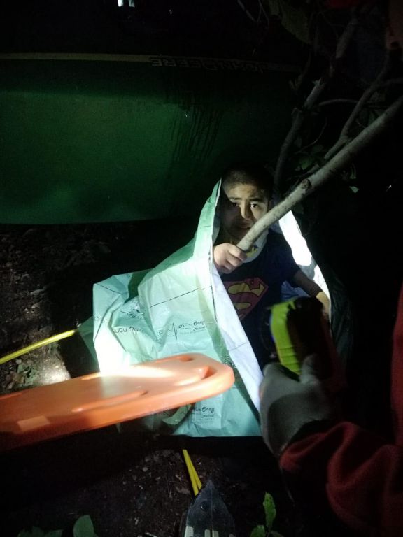 Ölen babasının yanında saatlerce kurtarılmayı bekledi