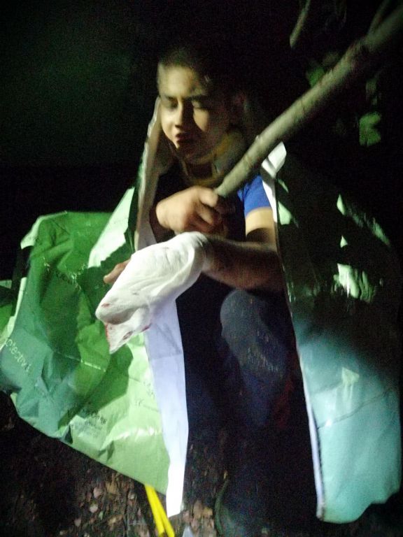 Ölen babasının yanında saatlerce kurtarılmayı bekledi