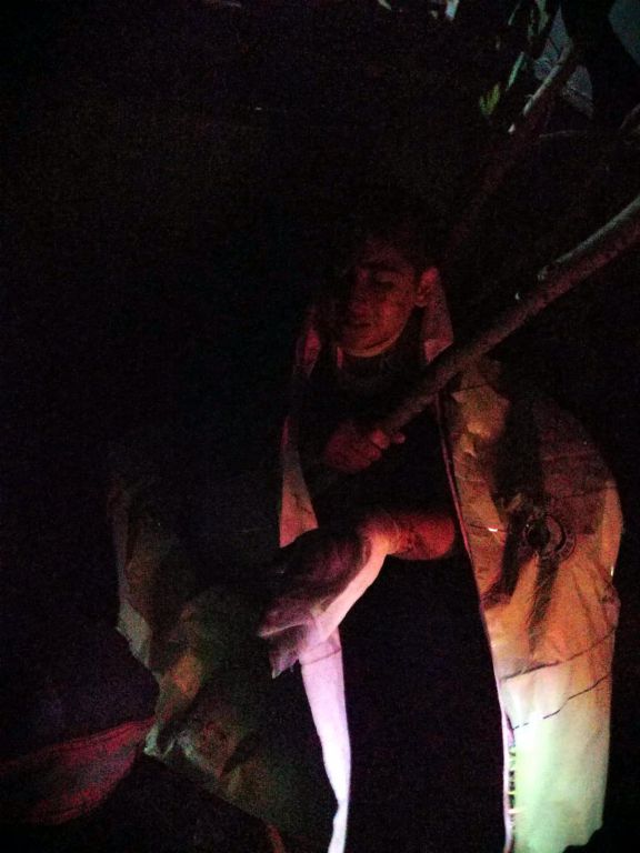 Ölen babasının yanında saatlerce kurtarılmayı bekledi