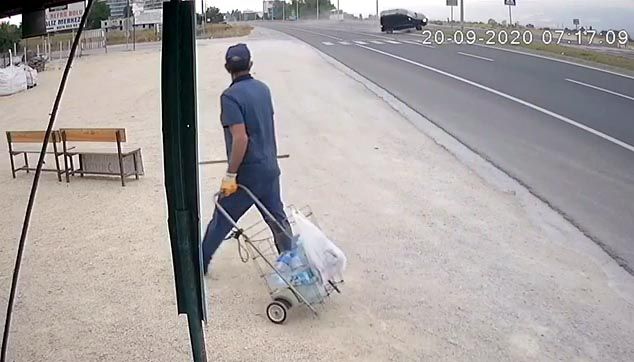 Takla atan araç aydınlatma direğine çarptı; o anlar kamerada