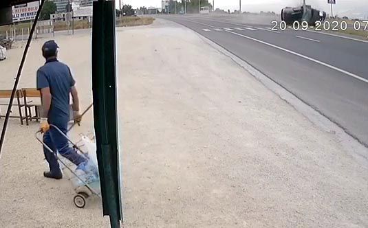 Takla atan araç aydınlatma direğine çarptı; o anlar kamerada