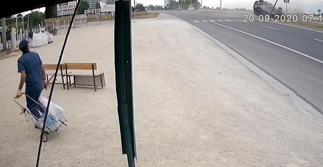 Takla atan araç aydınlatma direğine çarptı; o anlar kamerada