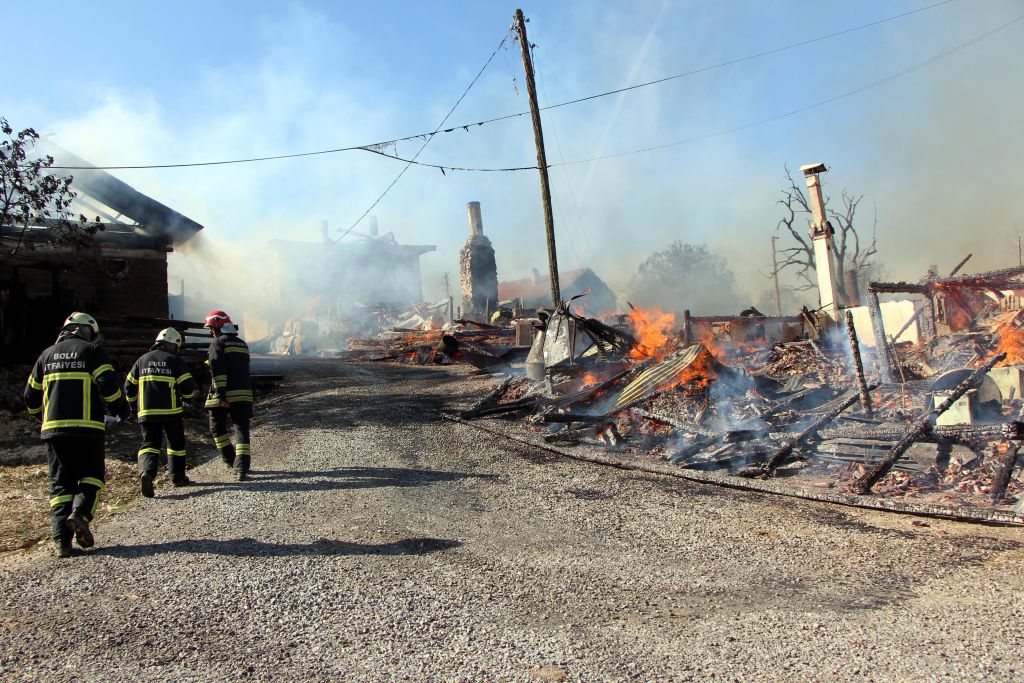 Kuzfındık Köyü yandı
