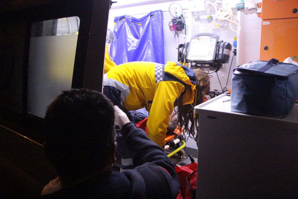 Çarpışan araç sürücüleri köylü çıktı