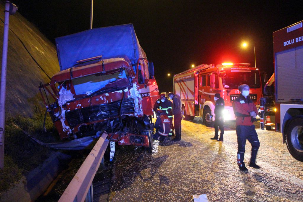 Çarpışan araç sürücüleri köylü çıktı