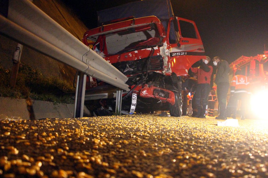 Çarpışan araç sürücüleri köylü çıktı