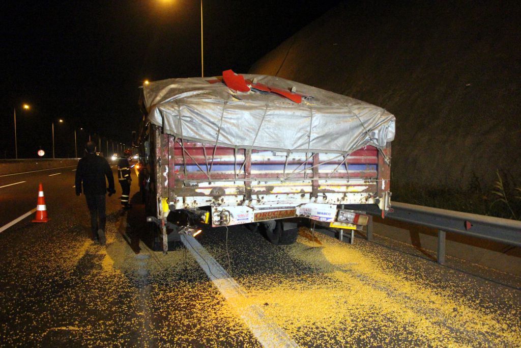 Çarpışan araç sürücüleri köylü çıktı
