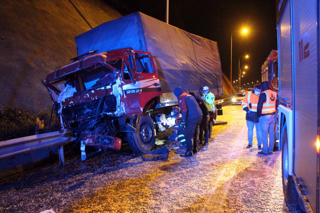 Çarpışan araç sürücüleri köylü çıktı