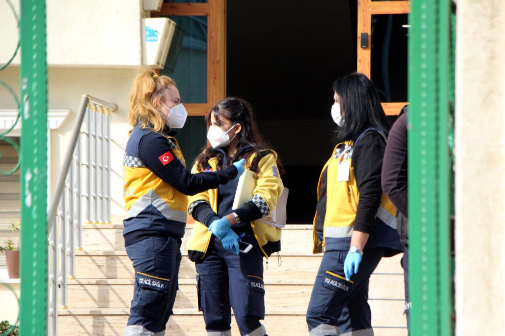 Doğalgaz borusuna kendini astı