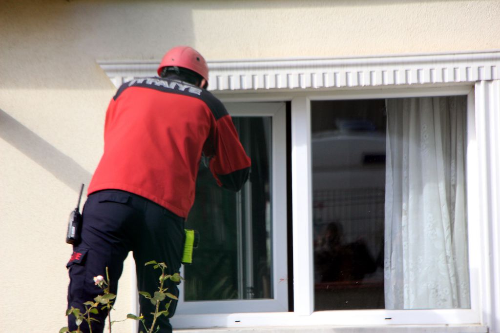 Doğalgaz borusuna kendini astı
