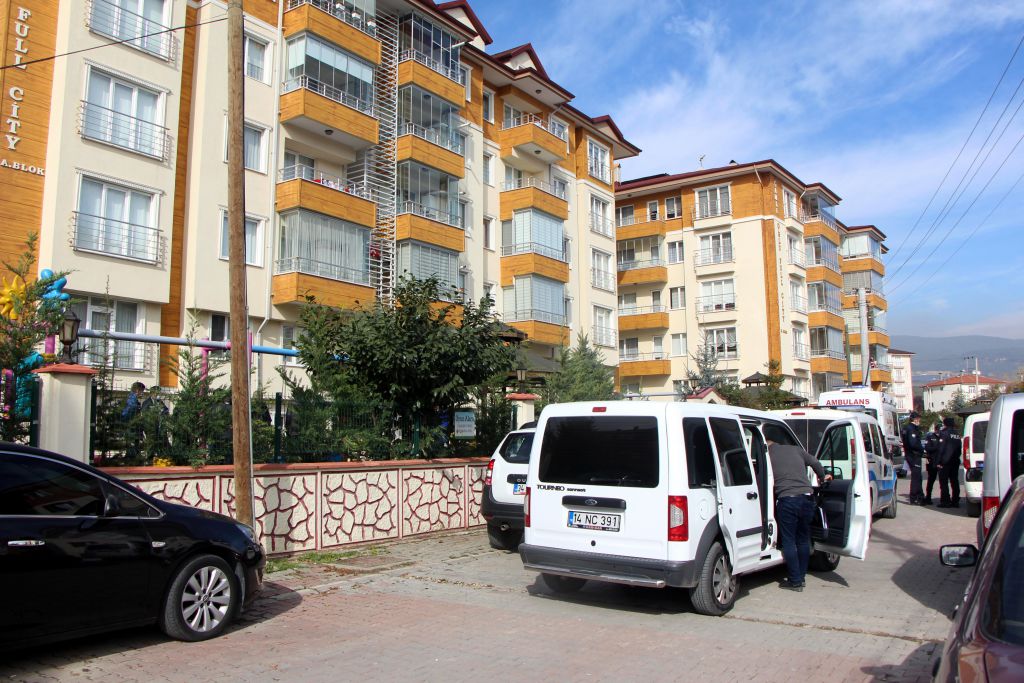 Doğalgaz borusuna kendini astı