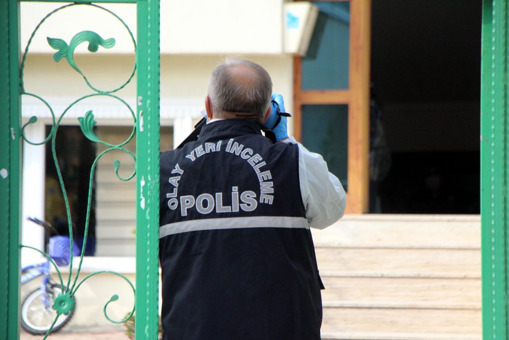 Doğalgaz borusuna kendini astı