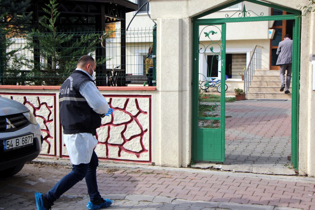 Doğalgaz borusuna kendini astı