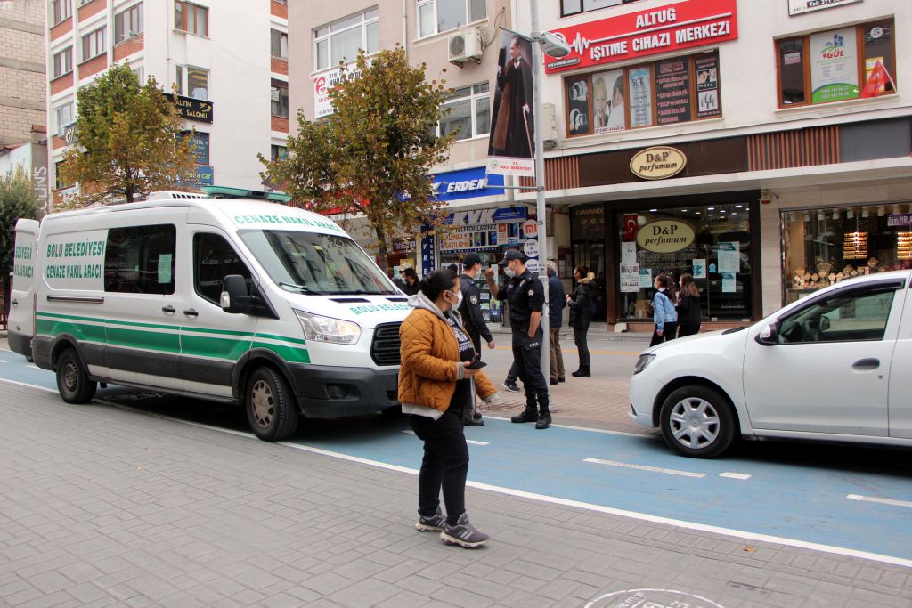 Evinde ölü bulundu