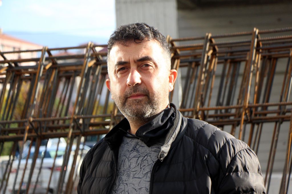 Hırsızını kendi eliyle yakaladı