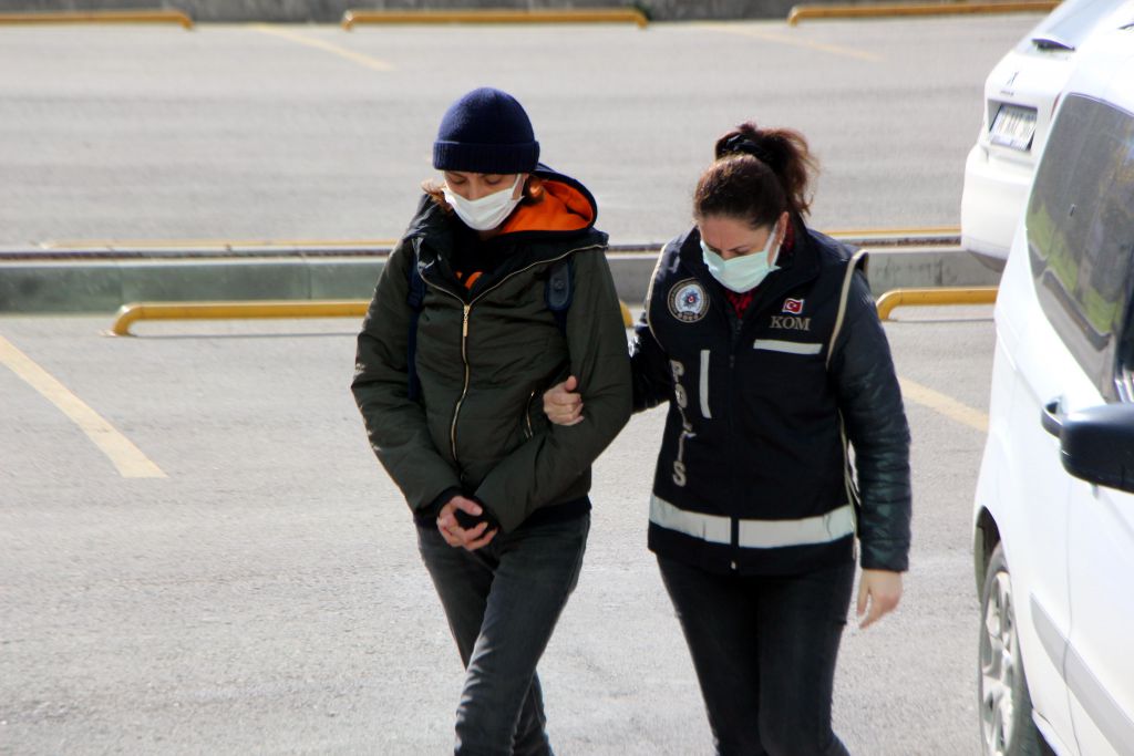 Kadın pompacı uyuşturucu satıcısı çıktı